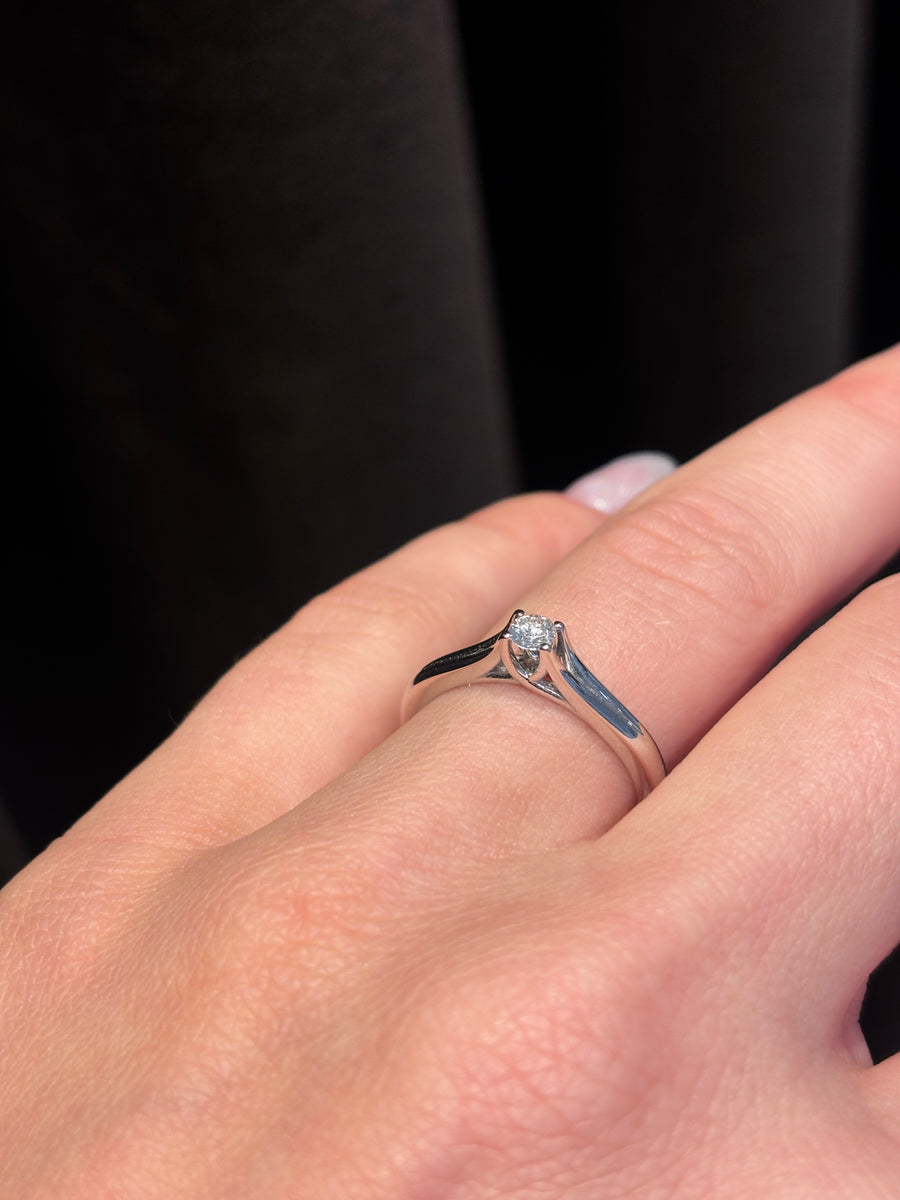 Ellen diamantring, 18Kt Hvidguld, 0.15ct diamant, str. 55