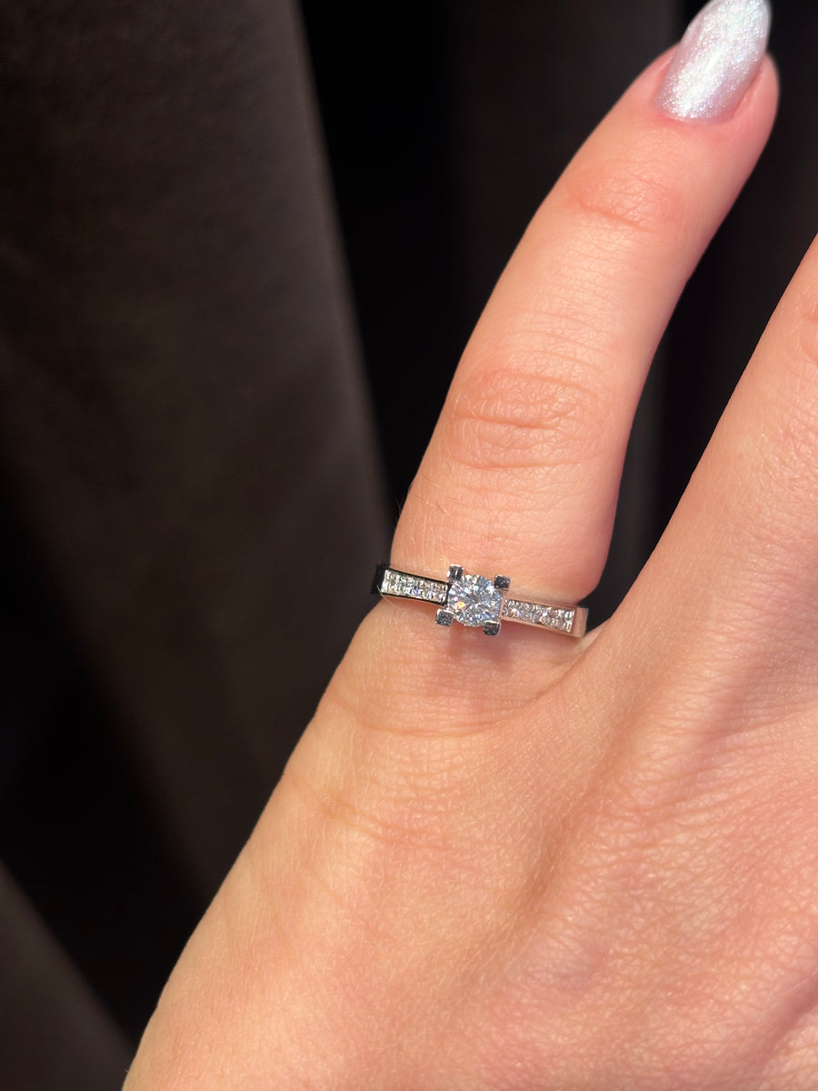 Solitairering m. sidesten, 14kt hvidguld, 0.25ct+0.10ct diamant, str. 52