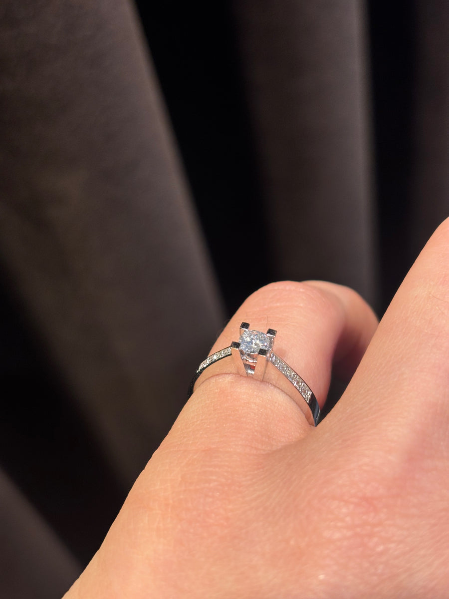 Solitairering m. sidesten, 14kt hvidguld, 0.25ct+0.10ct diamant, str. 52