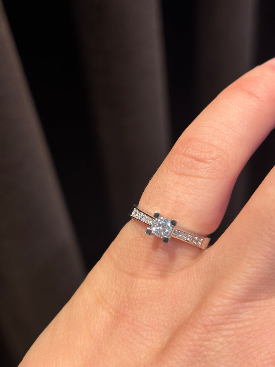 Solitairering m. sidesten, 14kt hvidguld, 0.20ct+0.10ct diamant, str. 53