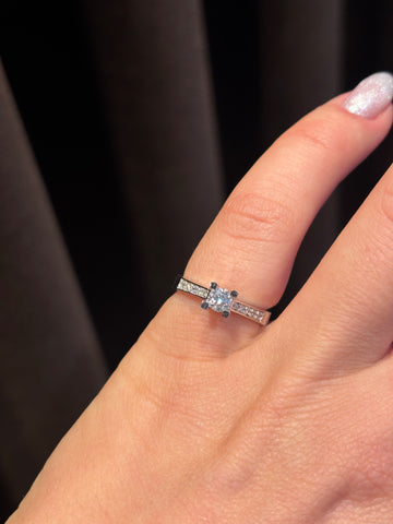 Solitairering m. sidesten, 14kt hvidguld, 0.20ct+0.10ct diamant, str. 53