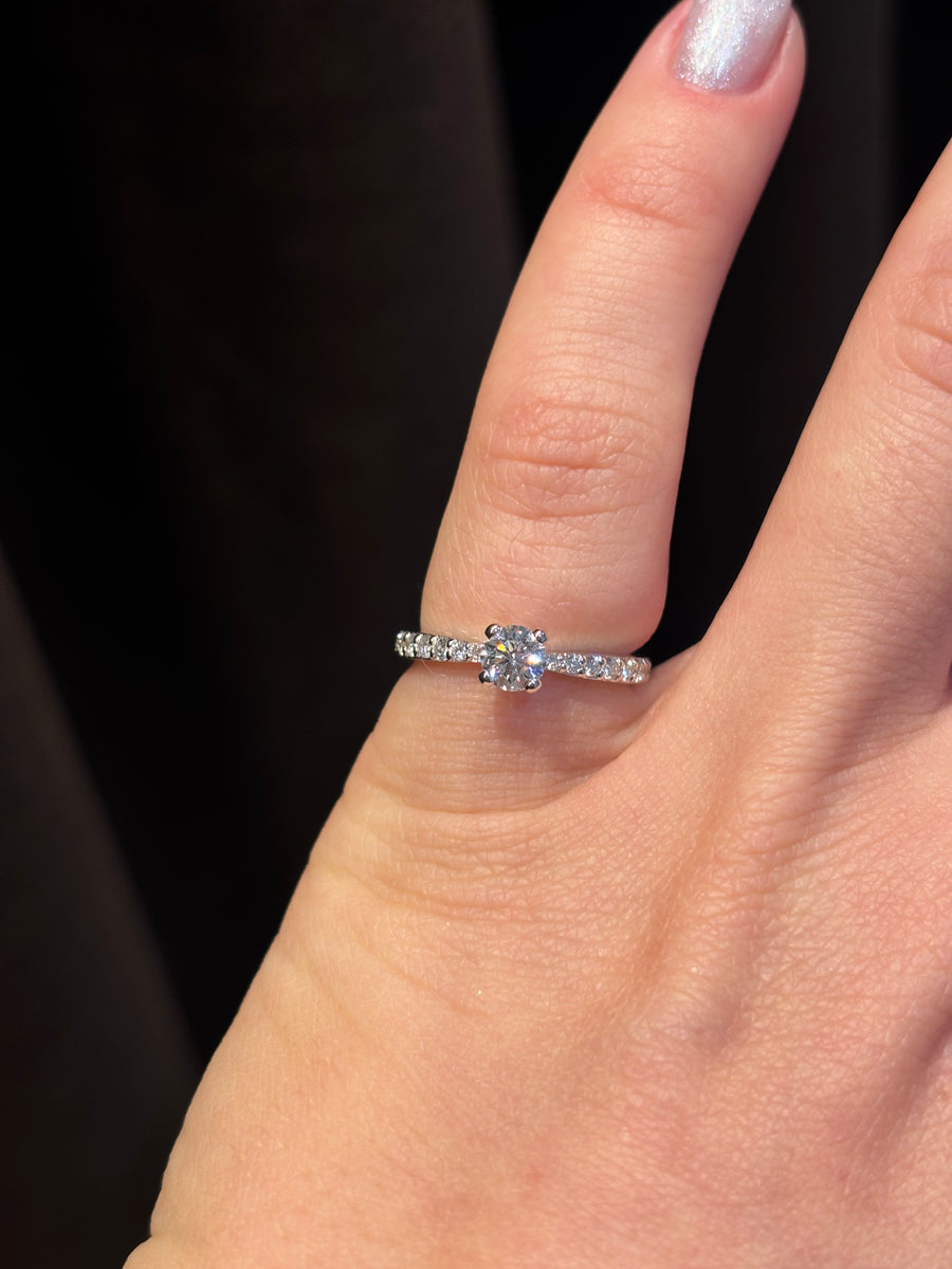 May Diamantring, 0.30ct+0.32ct diamant, 18kt hvidguld, str. 50