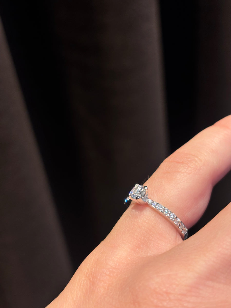 May Diamantring, 0.30ct+0.32ct diamant, 18kt hvidguld, str. 50