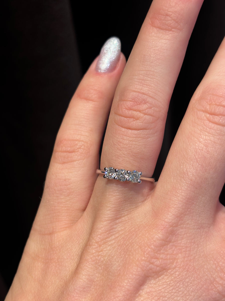 3-stens diamantring 18kt hvidguld, 0.57ct naturlig diamant, str.53