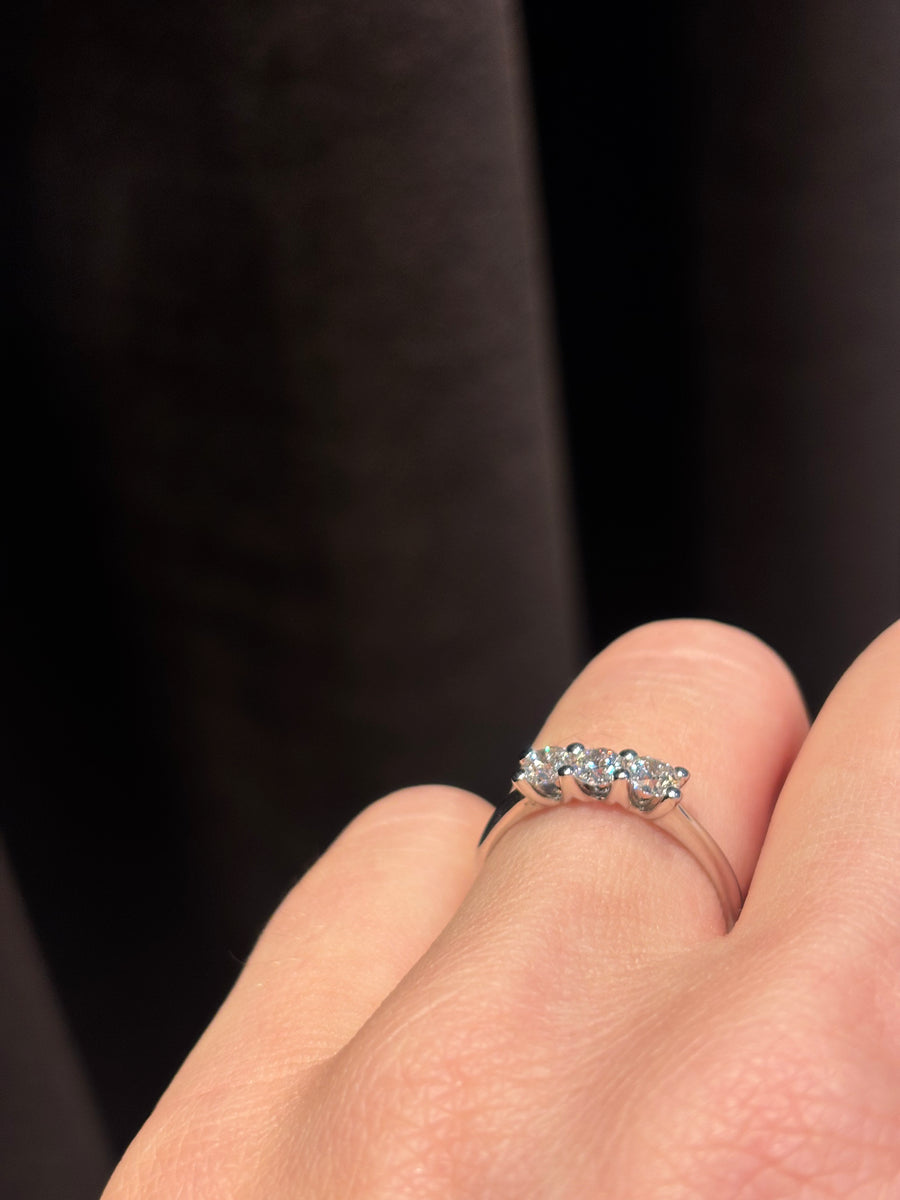 3-stens diamantring 18kt hvidguld, 0.57ct naturlig diamant, str.53