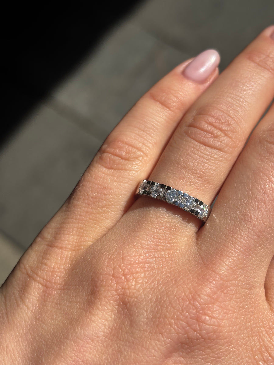 Alliancering 5 sten, kantet profil (naturlig diamant)